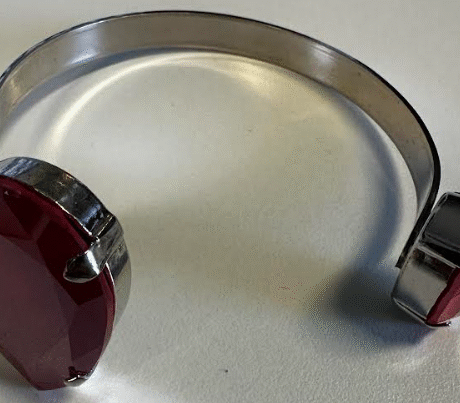 Pearshape cuff - Royal red colour