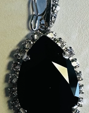 Pendant with crystals - black colour