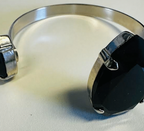 Pearshape cuff - black colour